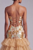 Laden Sie das Bild in den Galerie-Viewer, Gold Ausgeschnittenes Trägerloses Gestuftes Gerüschendes Organza Pailletten Langes Abschlussballkleid