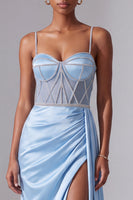 Laden Sie das Bild in den Galerie-Viewer, Hellblaues Spaghettiträger Satin Gerafftes Rhstone Langes Ballkleid mit Schlitz
