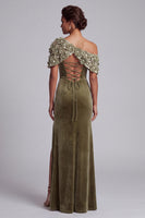 Laden Sie das Bild in den Galerie-Viewer, Olivfarbene Scheide asymmetrisch, einschulteriger Samt-Maxi-Kleid der Brautmutter mit 3D-Blume