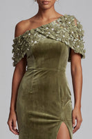 Laden Sie das Bild in den Galerie-Viewer, Olivfarbene Scheide asymmetrisch, einschulteriger Samt-Maxi-Kleid der Brautmutter mit 3D-Blume