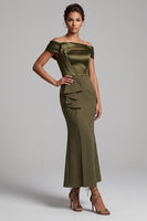 Laden Sie das Bild in den Galerie-Viewer, Olivfarbene Scheide von der Schulter mit Rüschen – Midi-Mutter-der-Braut-Kleid mit seitlichem Schlitz