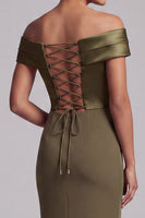 Laden Sie das Bild in den Galerie-Viewer, Olivfarbene Scheide von der Schulter mit Rüschen – Midi-Mutter-der-Braut-Kleid mit seitlichem Schlitz