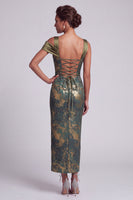 Laden Sie das Bild in den Galerie-Viewer, Olivfarbene Scheide asymmetrisch, schulterlos, mit langem Mutter-der-der-Braut-Kleid und Rüschen