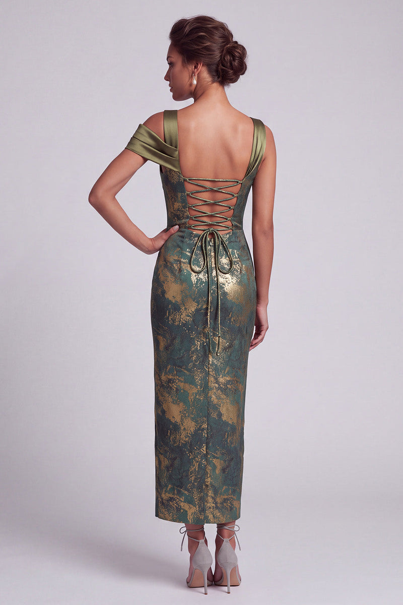 Laden Sie das Bild in den Galerie-Viewer, Olivfarbene Scheide asymmetrisch, schulterlos, mit langem Mutter-der-der-Braut-Kleid und Rüschen