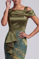 Laden Sie das Bild in den Galerie-Viewer, Olivfarbene Scheide asymmetrisch, schulterlos, mit langem Mutter-der-der-Braut-Kleid und Rüschen