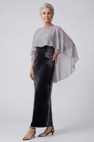 Laden Sie das Bild in den Galerie-Viewer, Schwarzes Samt Stickerei Pailletten Gerafftes Bateau-Ausschnitt Mutter der Braut Kleid mit Chiffon-Umhang