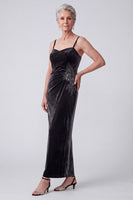 Laden Sie das Bild in den Galerie-Viewer, Schwarzes Samt Stickerei Pailletten Gerafftes Bateau-Ausschnitt Mutter der Braut Kleid mit Chiffon-Umhang