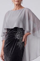 Laden Sie das Bild in den Galerie-Viewer, Schwarzes Samt Stickerei Pailletten Gerafftes Bateau-Ausschnitt Mutter der Braut Kleid mit Chiffon-Umhang