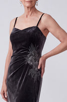 Laden Sie das Bild in den Galerie-Viewer, Schwarzes Samt Stickerei Pailletten Gerafftes Bateau-Ausschnitt Mutter der Braut Kleid mit Chiffon-Umhang