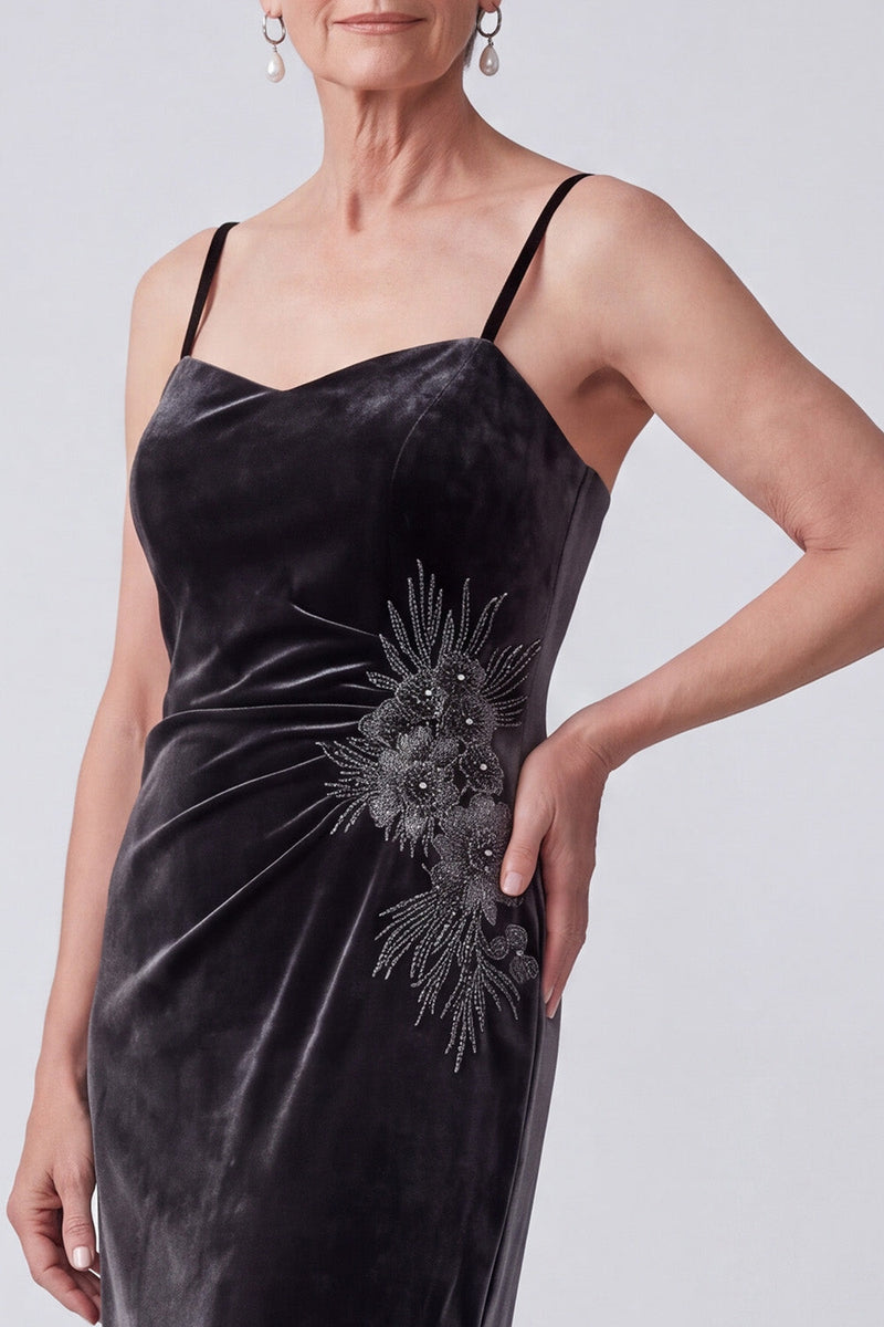 Laden Sie das Bild in den Galerie-Viewer, Schwarzes Samt Stickerei Pailletten Gerafftes Bateau-Ausschnitt Mutter der Braut Kleid mit Chiffon-Umhang