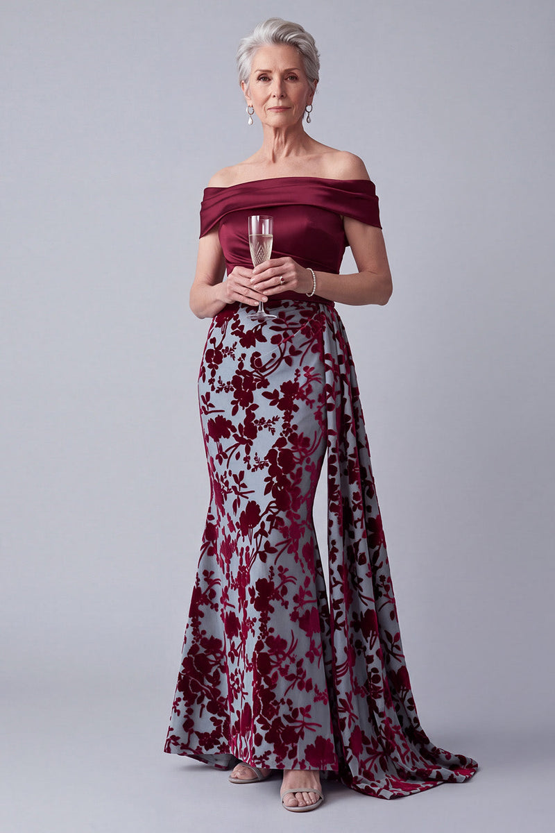Laden Sie das Bild in den Galerie-Viewer, Schulterloses Burgunderrotes Samt Meerjungfrauen Falten Blumenkleid der Brautmutter mit Draperung