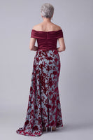Laden Sie das Bild in den Galerie-Viewer, Schulterloses Burgunderrotes Samt Meerjungfrauen Falten Blumenkleid der Brautmutter mit Draperung