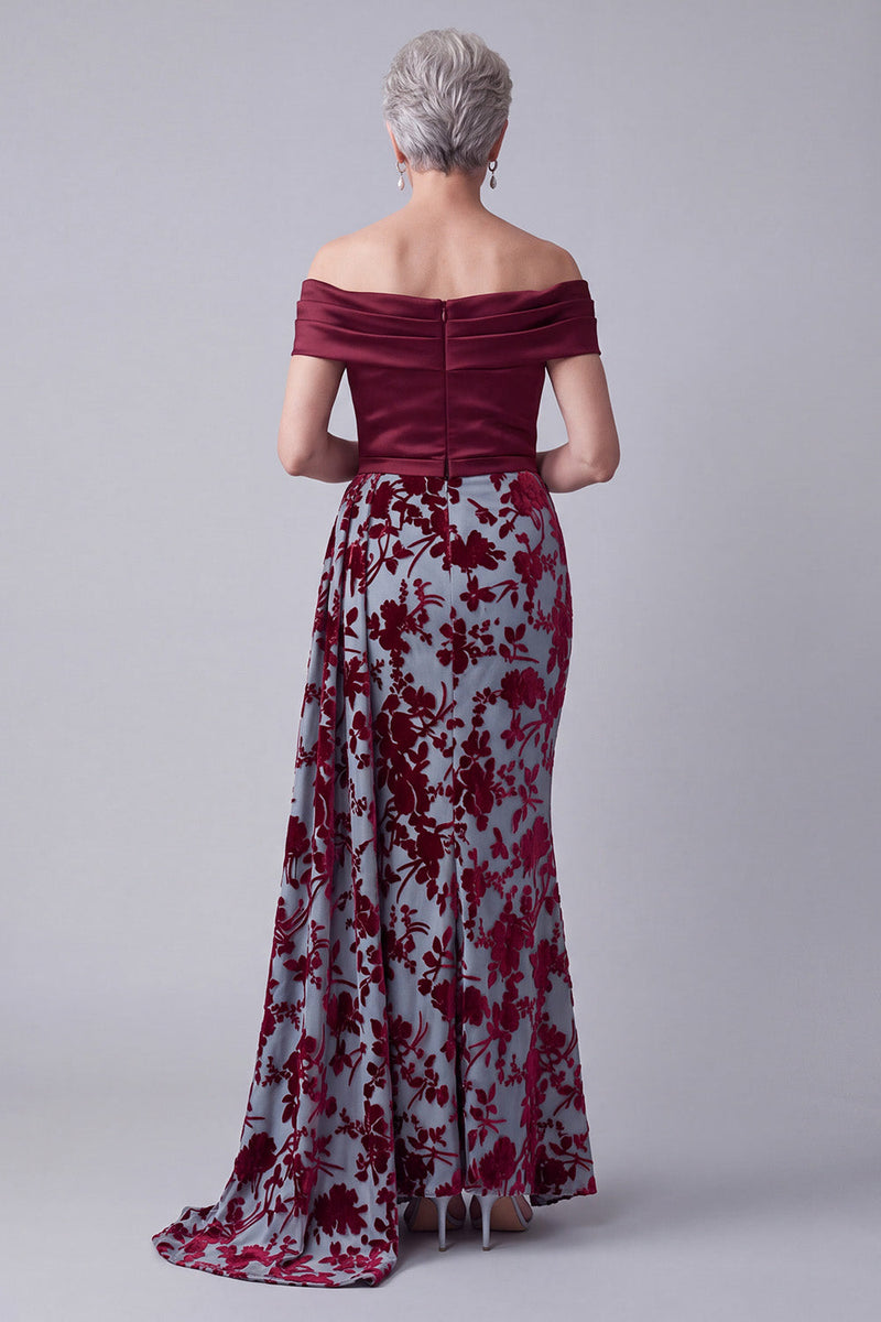 Laden Sie das Bild in den Galerie-Viewer, Schulterloses Burgunderrotes Samt Meerjungfrauen Falten Blumenkleid der Brautmutter mit Draperung