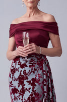Laden Sie das Bild in den Galerie-Viewer, Schulterloses Burgunderrotes Samt Meerjungfrauen Falten Blumenkleid der Brautmutter mit Draperung