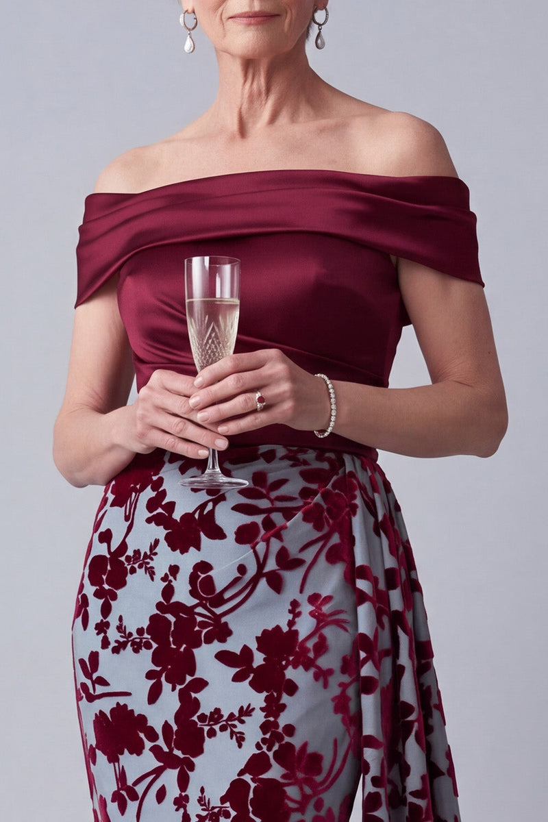 Laden Sie das Bild in den Galerie-Viewer, Schulterloses Burgunderrotes Samt Meerjungfrauen Falten Blumenkleid der Brautmutter mit Draperung