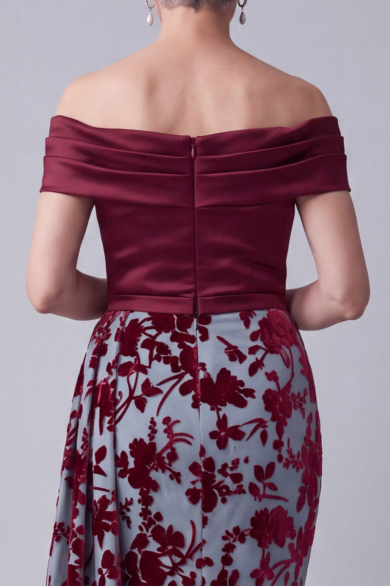 Laden Sie das Bild in den Galerie-Viewer, Schulterloses Burgunderrotes Samt Meerjungfrauen Falten Blumenkleid der Brautmutter mit Draperung