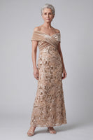 Laden Sie das Bild in den Galerie-Viewer, Off-the-shoulder Champagner Applikationen Pailletten Samt Scheide Mutter der Braut Kleid