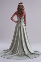 Laden Sie das Bild in den Galerie-Viewer, Salbeigrünes Satin Perlen Korsett Blumen Stickerei Trägerloses Maxi Abendkleid mit Drapierung