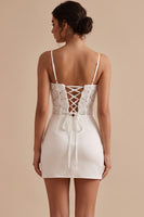 Laden Sie das Bild in den Galerie-Viewer, Weißes Korsett, Bodycon, Satin-Spaghettiträger, kurzes kleines weißes Kleid mit 3D-Blume