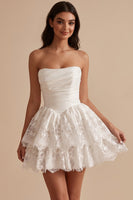 Laden Sie das Bild in den Galerie-Viewer, Weißes, gerafftes, trägerloses, gestuftes Spitzen-Basque-Waist-Satin-Kurzes kleines weißes Kleid