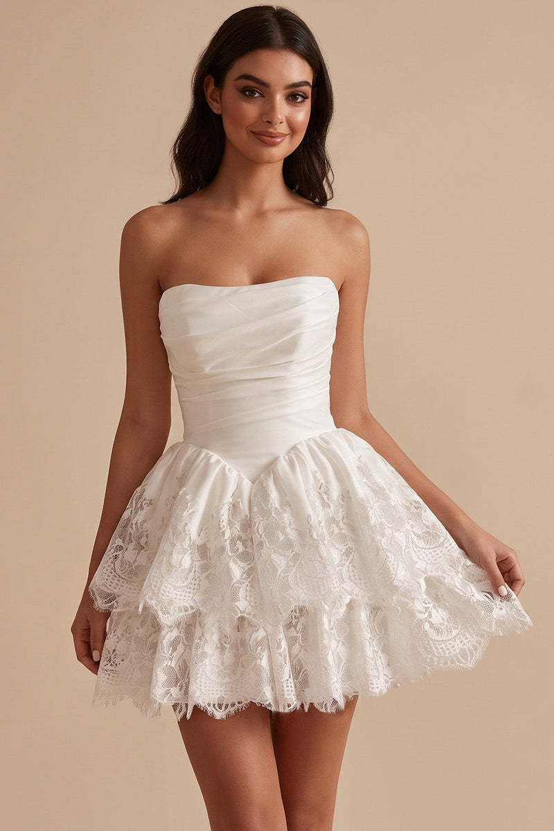 Laden Sie das Bild in den Galerie-Viewer, Weißes, gerafftes, trägerloses, gestuftes Spitzen-Basque-Waist-Satin-Kurzes kleines weißes Kleid