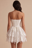 Laden Sie das Bild in den Galerie-Viewer, Weißes, gerafftes, trägerloses, gestuftes Spitzen-Basque-Waist-Satin-Kurzes kleines weißes Kleid