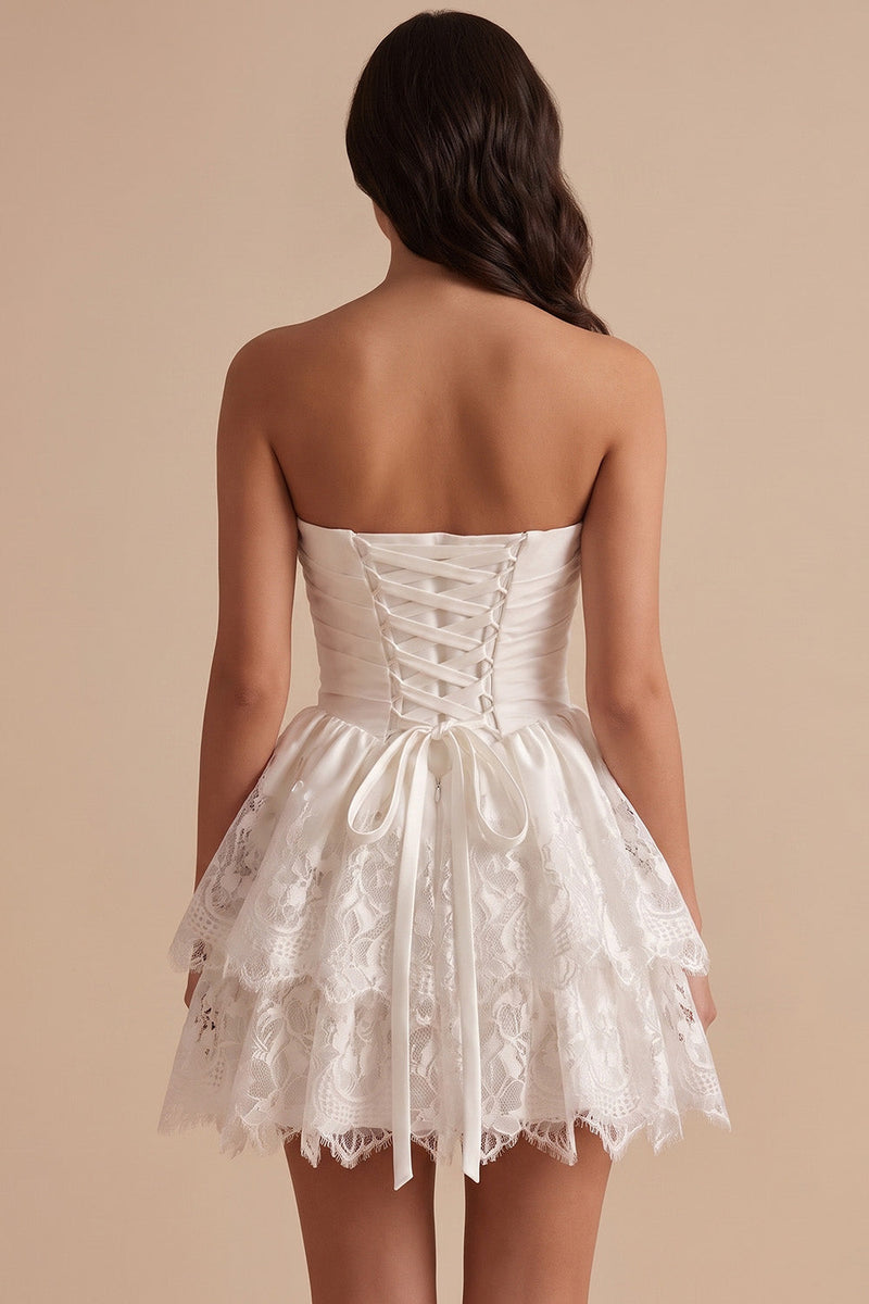 Laden Sie das Bild in den Galerie-Viewer, Weißes, gerafftes, trägerloses, gestuftes Spitzen-Basque-Waist-Satin-Kurzes kleines weißes Kleid