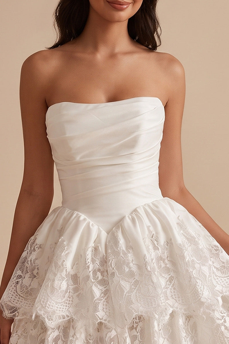 Laden Sie das Bild in den Galerie-Viewer, Weißes, gerafftes, trägerloses, gestuftes Spitzen-Basque-Waist-Satin-Kurzes kleines weißes Kleid