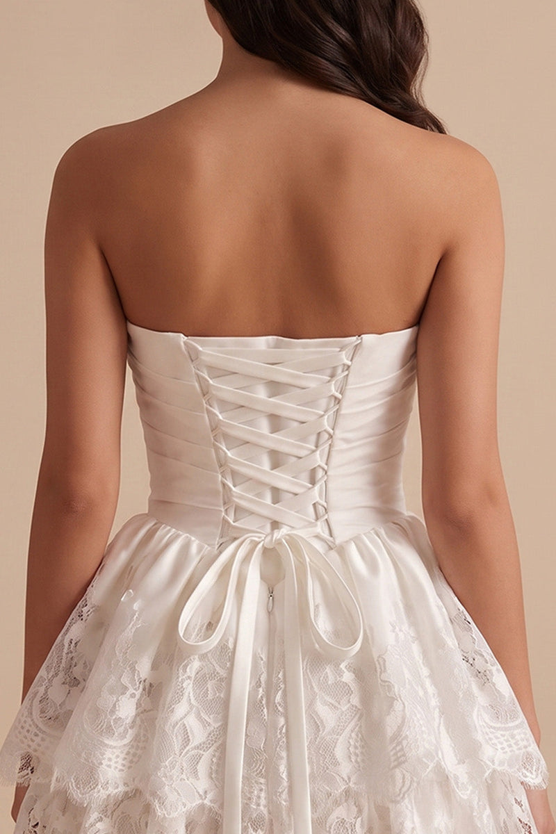 Laden Sie das Bild in den Galerie-Viewer, Weißes, gerafftes, trägerloses, gestuftes Spitzen-Basque-Waist-Satin-Kurzes kleines weißes Kleid