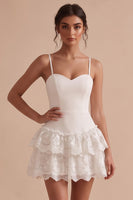 Laden Sie das Bild in den Galerie-Viewer, Weißes, eng anliegendes Sweetheart-Spaghettiträger gestuftes, kurzes kleines weißes Kleid mit Spitze