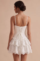 Laden Sie das Bild in den Galerie-Viewer, Weißes, eng anliegendes Sweetheart-Spaghettiträger gestuftes, kurzes kleines weißes Kleid mit Spitze