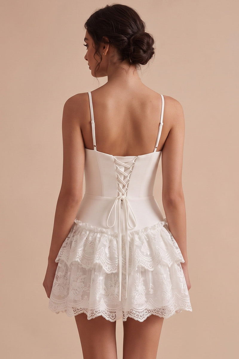 Laden Sie das Bild in den Galerie-Viewer, Weißes, eng anliegendes Sweetheart-Spaghettiträger gestuftes, kurzes kleines weißes Kleid mit Spitze