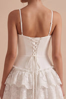 Laden Sie das Bild in den Galerie-Viewer, Weißes, eng anliegendes Sweetheart-Spaghettiträger gestuftes, kurzes kleines weißes Kleid mit Spitze