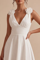Laden Sie das Bild in den Galerie-Viewer, Weißes A-Linien V-Ausschnitt mit gerafftem Midi-Little White Kleid mit 3D-Blume