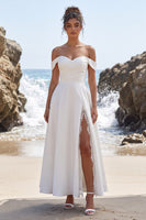 Laden Sie das Bild in den Galerie-Viewer, Weißes A-Linien-Off-shoulder geroff-shoulder Satin-Maxi-Hochzeitskleid mit Spitzenschlitz