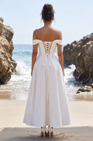 Laden Sie das Bild in den Galerie-Viewer, Weißes A-Linien-Off-shoulder geroff-shoulder Satin-Maxi-Hochzeitskleid mit Spitzenschlitz