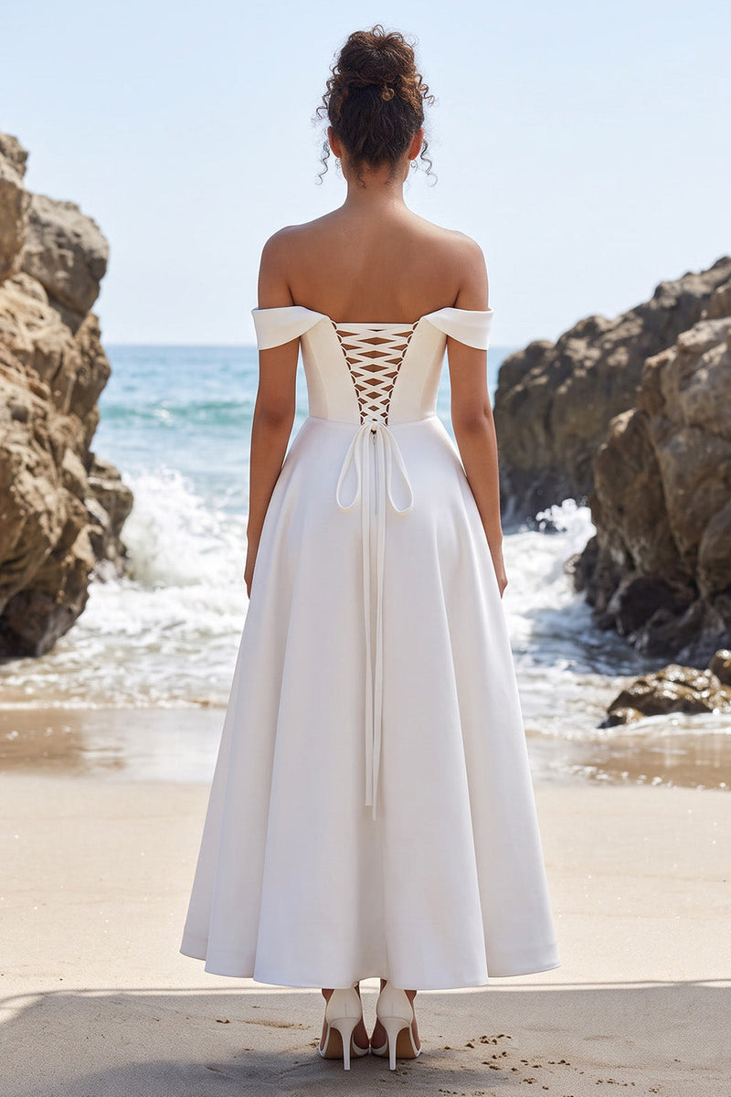 Laden Sie das Bild in den Galerie-Viewer, Weißes A-Linien-Off-shoulder geroff-shoulder Satin-Maxi-Hochzeitskleid mit Spitzenschlitz