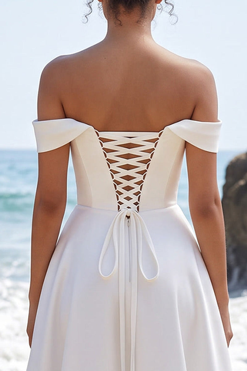 Laden Sie das Bild in den Galerie-Viewer, Weißes A-Linien-Off-shoulder geroff-shoulder Satin-Maxi-Hochzeitskleid mit Spitzenschlitz