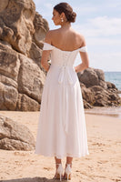 Laden Sie das Bild in den Galerie-Viewer, Weißes A-Linien-Off-shoulder gezocktes Chiffon-Midi-Hochzeitskleid