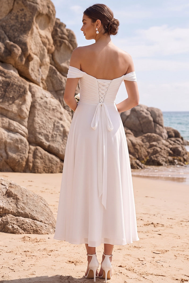 Laden Sie das Bild in den Galerie-Viewer, Weißes A-Linien-Off-shoulder gezocktes Chiffon-Midi-Hochzeitskleid