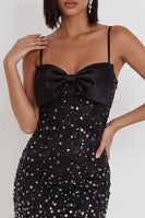 Laden Sie das Bild in den Galerie-Viewer, Schwarzes Bodycon Spaghetti-Träger glitzerndes Schleifen-Kurzcocktailkleid mit Streißstein