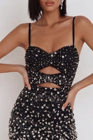 Laden Sie das Bild in den Galerie-Viewer, Schwarzes Bodycon Spaghetti-Träger mit ausgeschnittenem kurzen Cocktailkleid mit Perlen und Strass
