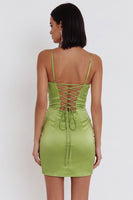 Laden Sie das Bild in den Galerie-Viewer, Dusty Sage Bodycon Trägerloses, gerafftes kurzes Cocktailkleid mit Pailletten