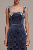 Laden Sie das Bild in den Galerie-Viewer, Staubige blaue Scheide Langes Samtkleid mit quadratischem Ausschnitt und Perlenbestickung