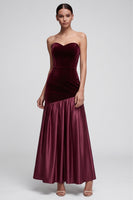 Laden Sie das Bild in den Galerie-Viewer, Burgunderrotes Meerjungfrauen Trägerloses Satin Plissiertes Maxi Samtkleid