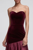 Laden Sie das Bild in den Galerie-Viewer, Burgunderrotes Meerjungfrauen Trägerloses Satin Plissiertes Maxi Samtkleid