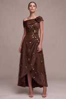 Laden Sie das Bild in den Galerie-Viewer, Kaffee A-Linien Asymmetrisches Einschulter Gerafftes High-Low Festkleid mit 3D-Blume