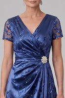 Laden Sie das Bild in den Galerie-Viewer, Königsblaue Scheide V-Ausschnitt Satin-Pailletten-Stickerei mit gerafftem langen Mutter-der-Braut-Kleid