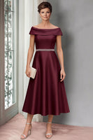 Laden Sie das Bild in den Galerie-Viewer, Burgundergrünes A-Linien-Satin mit abseits der Schulter Midi-Mutter der Braut Kleid mit Gürtel