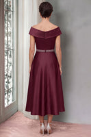 Laden Sie das Bild in den Galerie-Viewer, Burgundergrünes A-Linien-Satin mit abseits der Schulter Midi-Mutter der Braut Kleid mit Gürtel